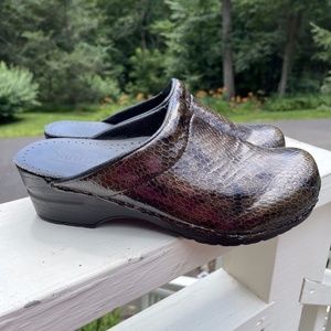 Sanita Clogs SLIDES Women Size 38 US 7 Black Green Snake Prints Embossed patent